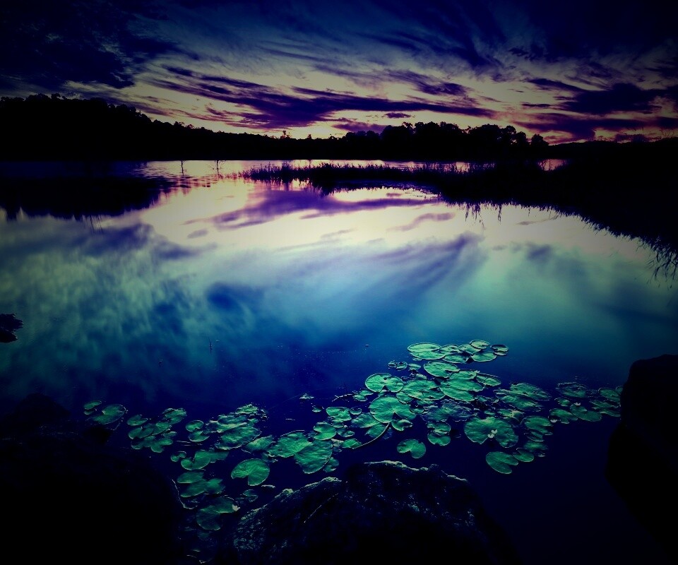 Озеро поздним вечером обои