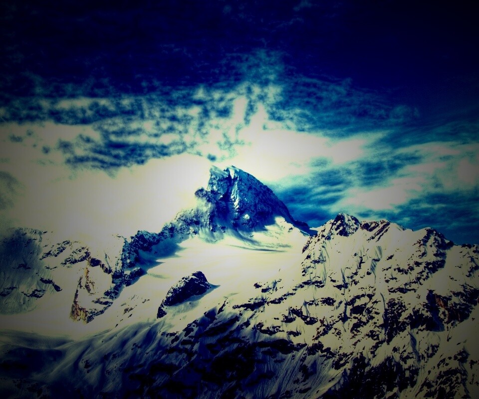 Снежные горные вершины на ветру обои