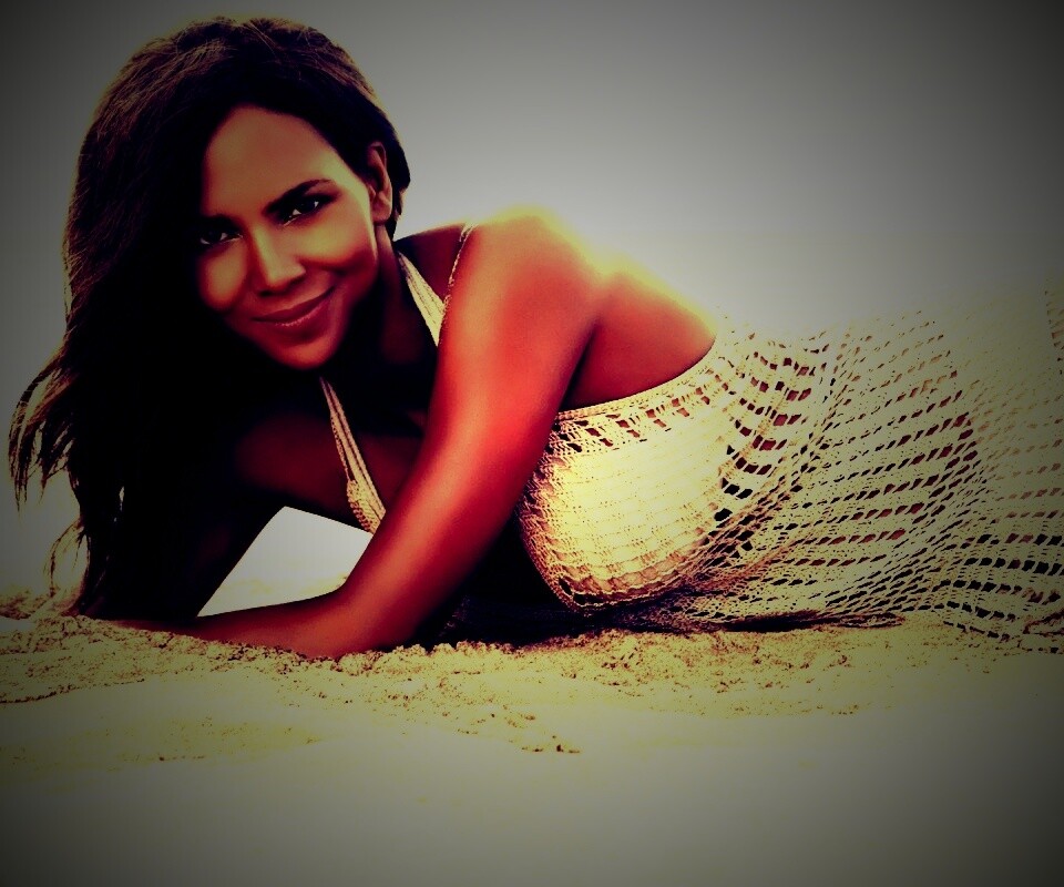 Холли Берри на пляже обои