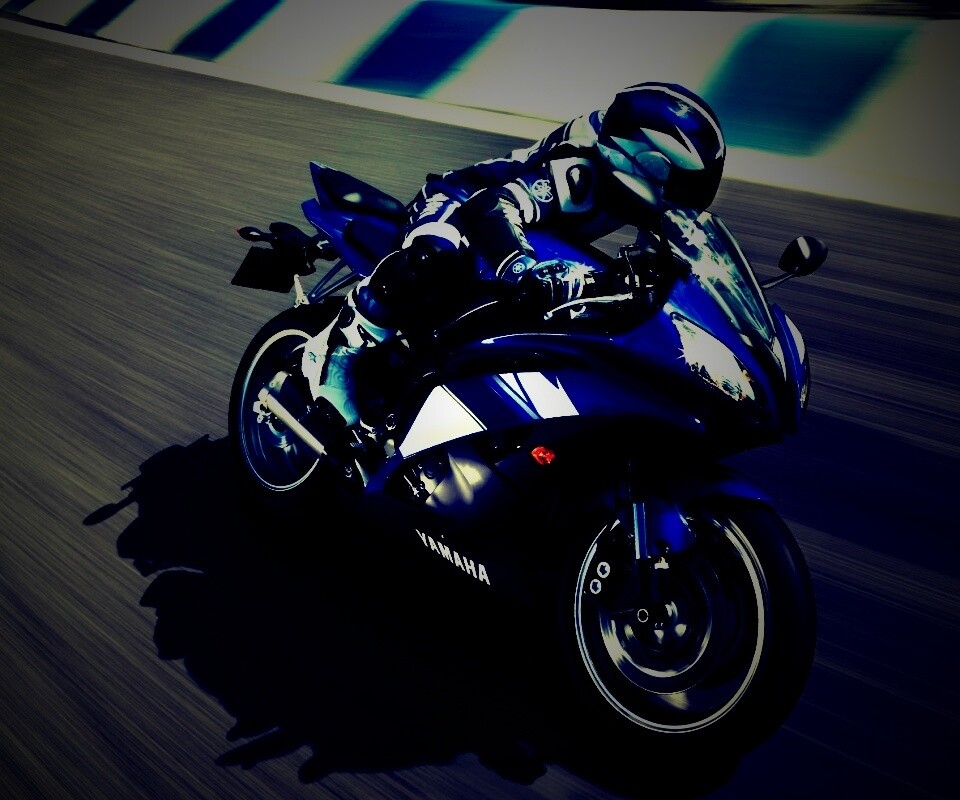 Мотоциклист на трассе обои