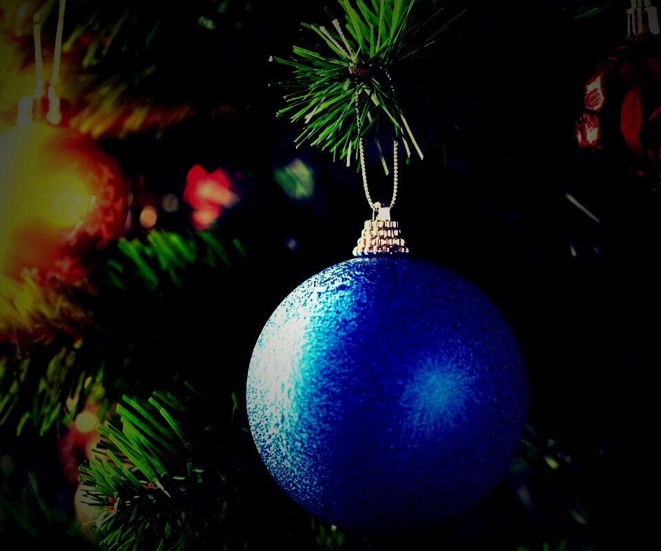 Шары на ёлке обои