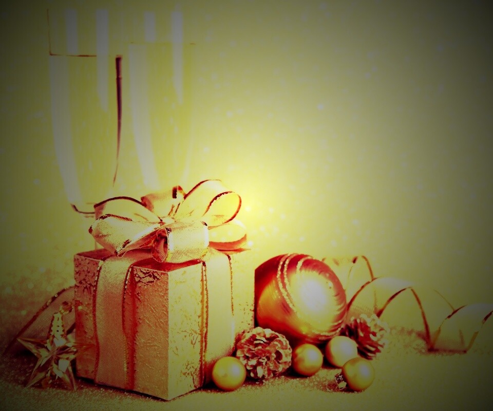 Подарок и бокалы шампанского обои