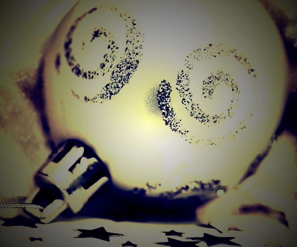 Ёлочный шарик белого цвета обои