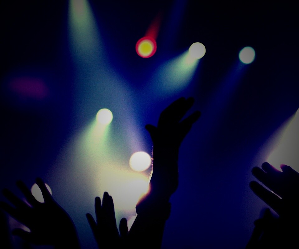 Руки людей на концерте обои