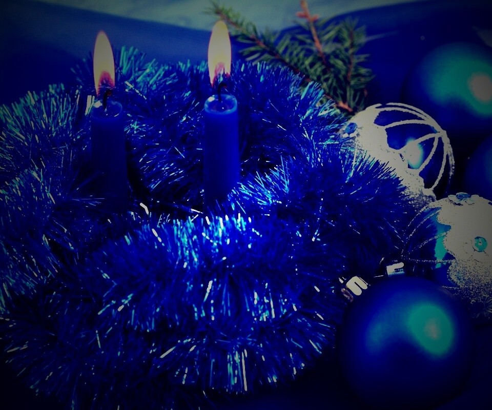 Свечки и новогодняя мишура обои