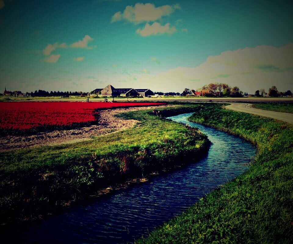 Канал вдоль дороги обои