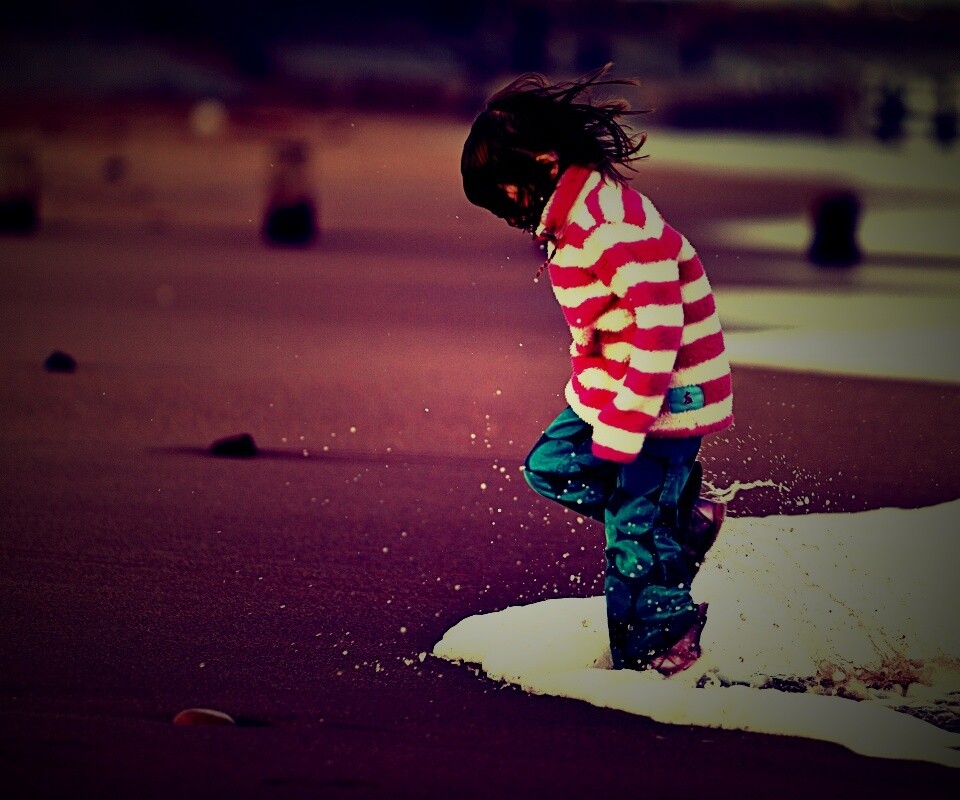 Ребенок и волна обои