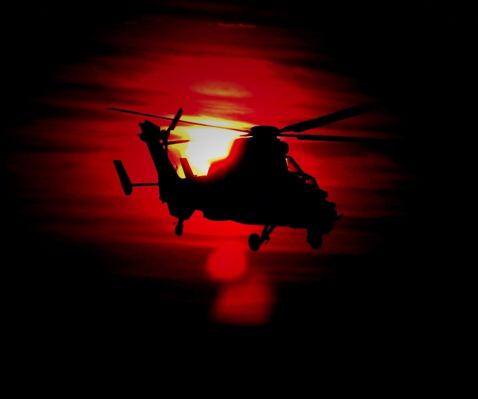 Вертолет в лучах закатного солнца обои