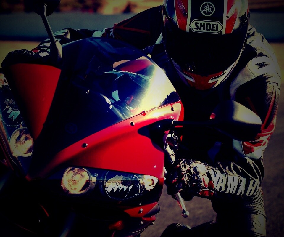 Мотоциклист на красной ямахе обои