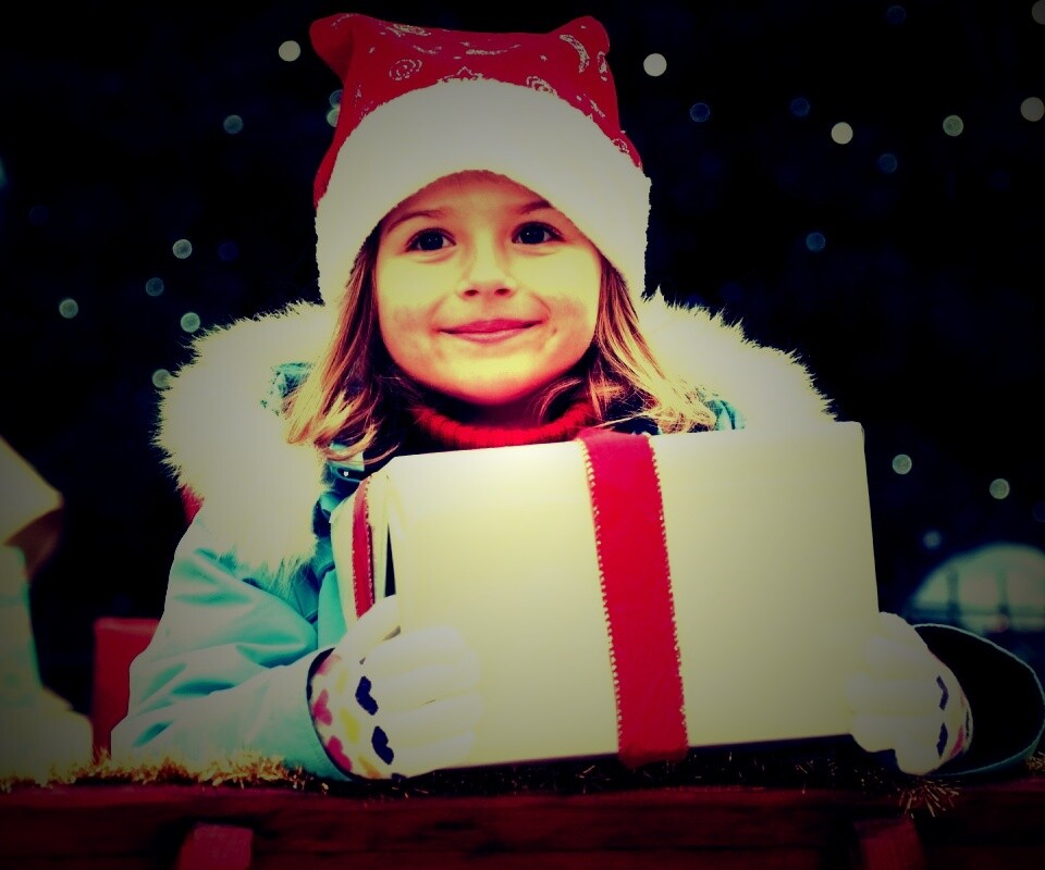 Ребенок с подарком обои