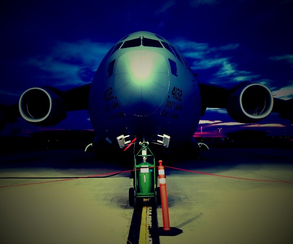 Самолет на взлетной полосе обои