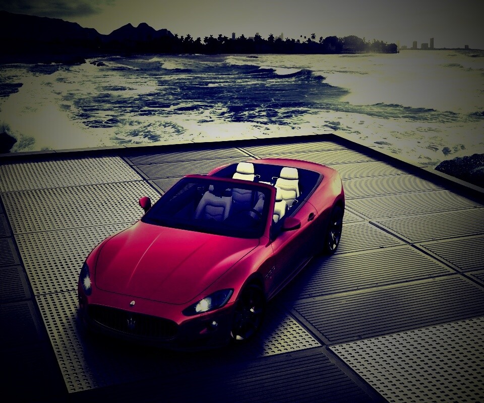 Мазерати на берегу моря обои