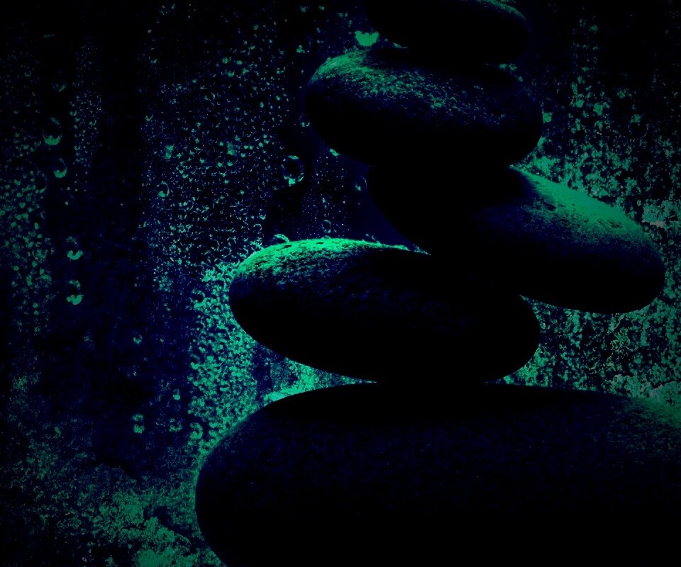 Башня из камней под водой обои