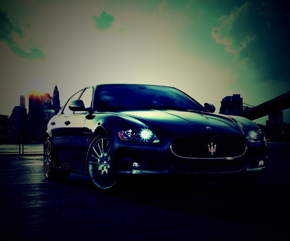 Черная мазерати на пирсе обои