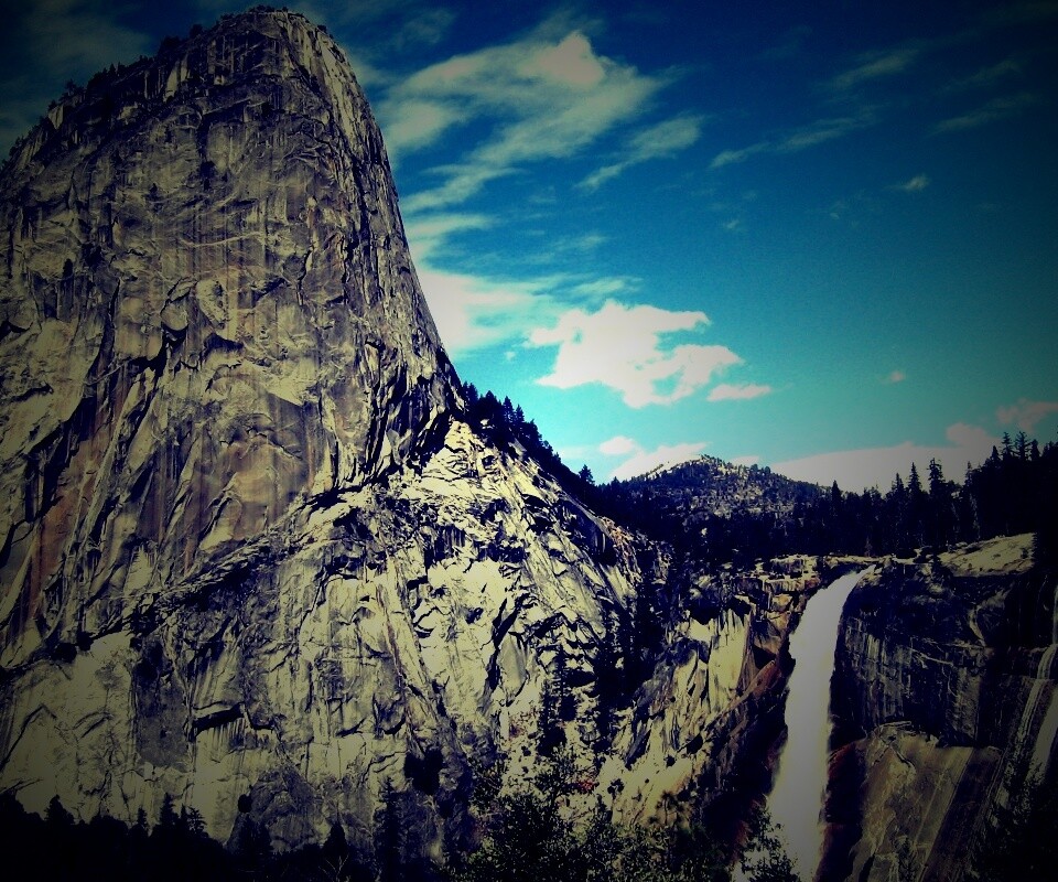 Скалы и водопад обои