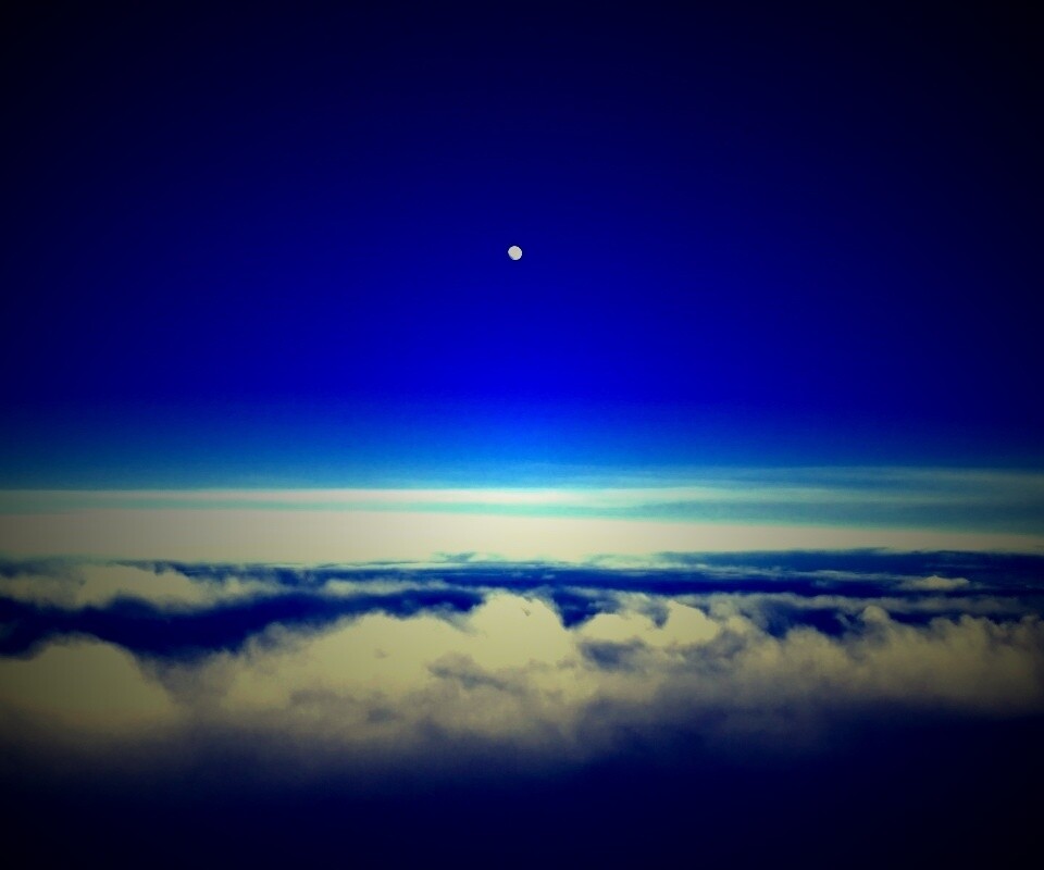 Одинокая луна над облаками обои