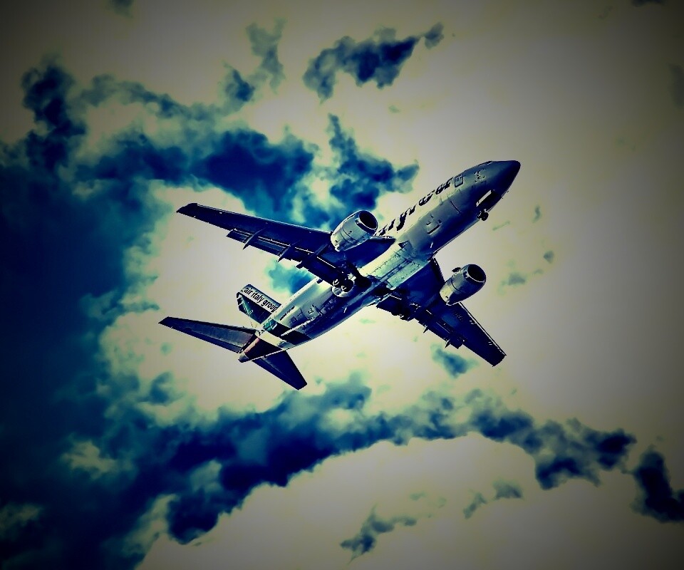 Самолет гражданской авиации в небе обои