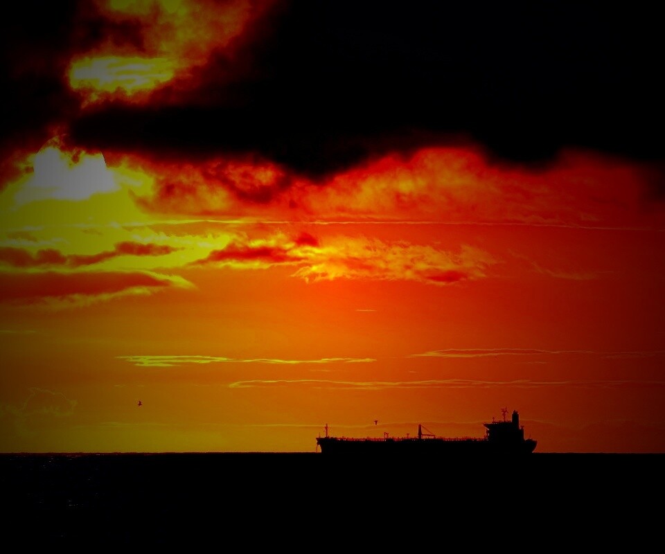 Баржа на закате обои