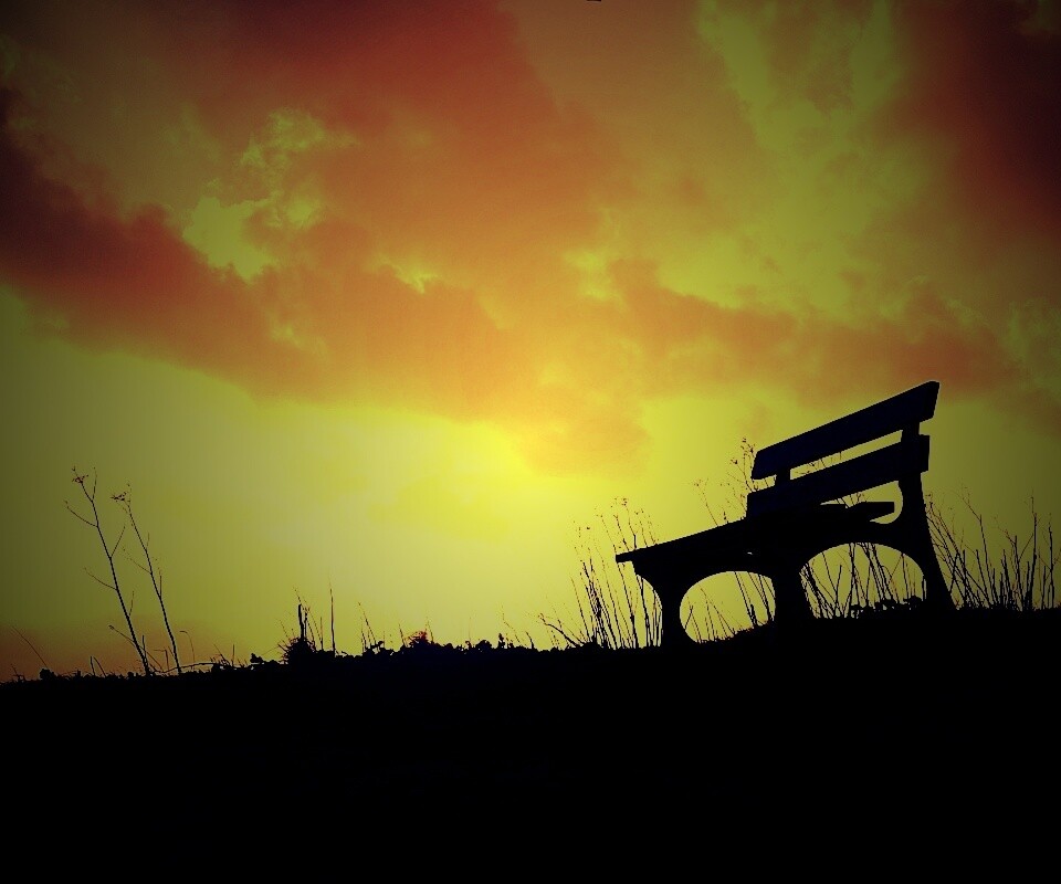 Силуэт скамейки на фоне неба обои
