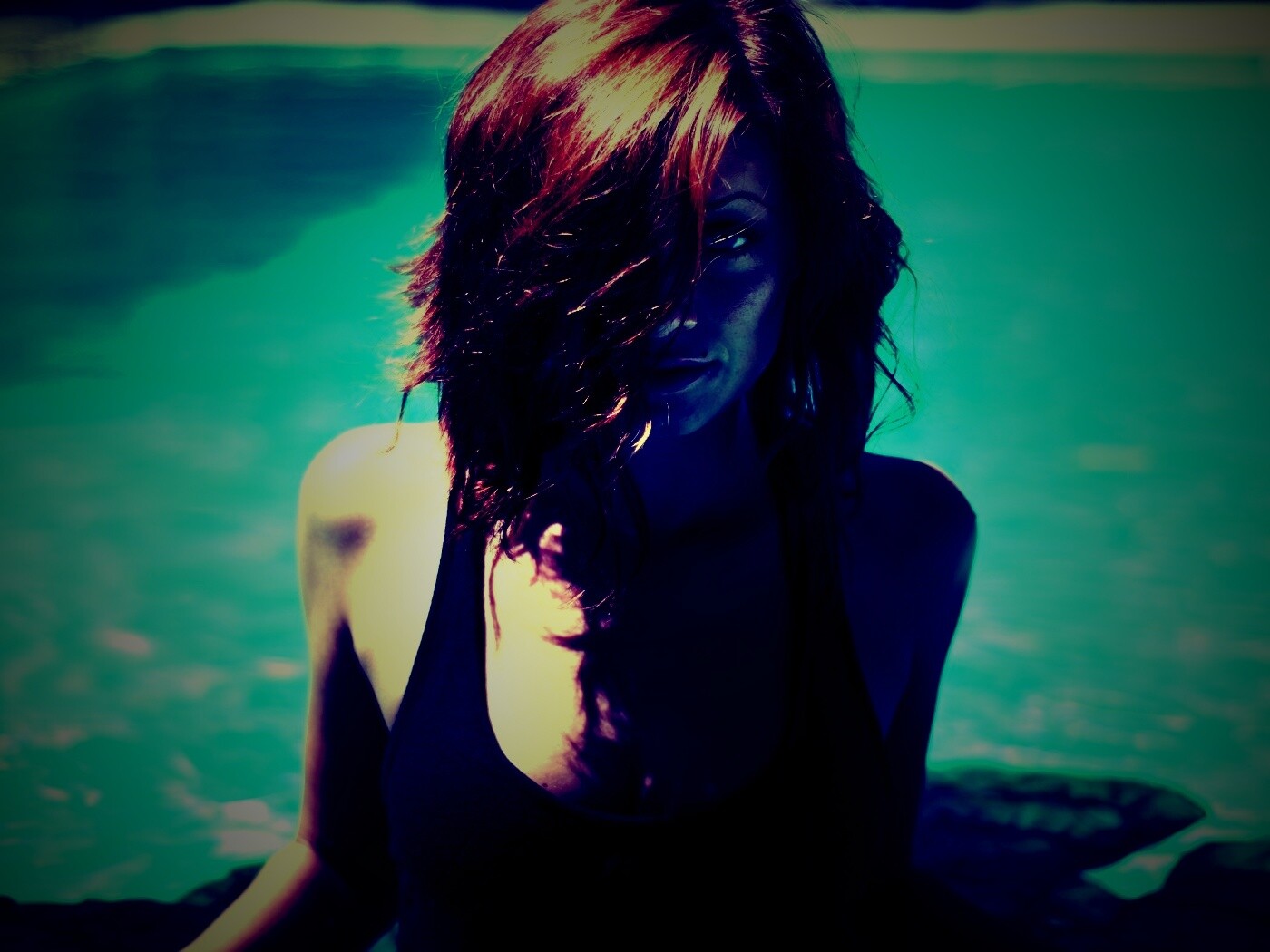 Девушка рядом с бассейном обои