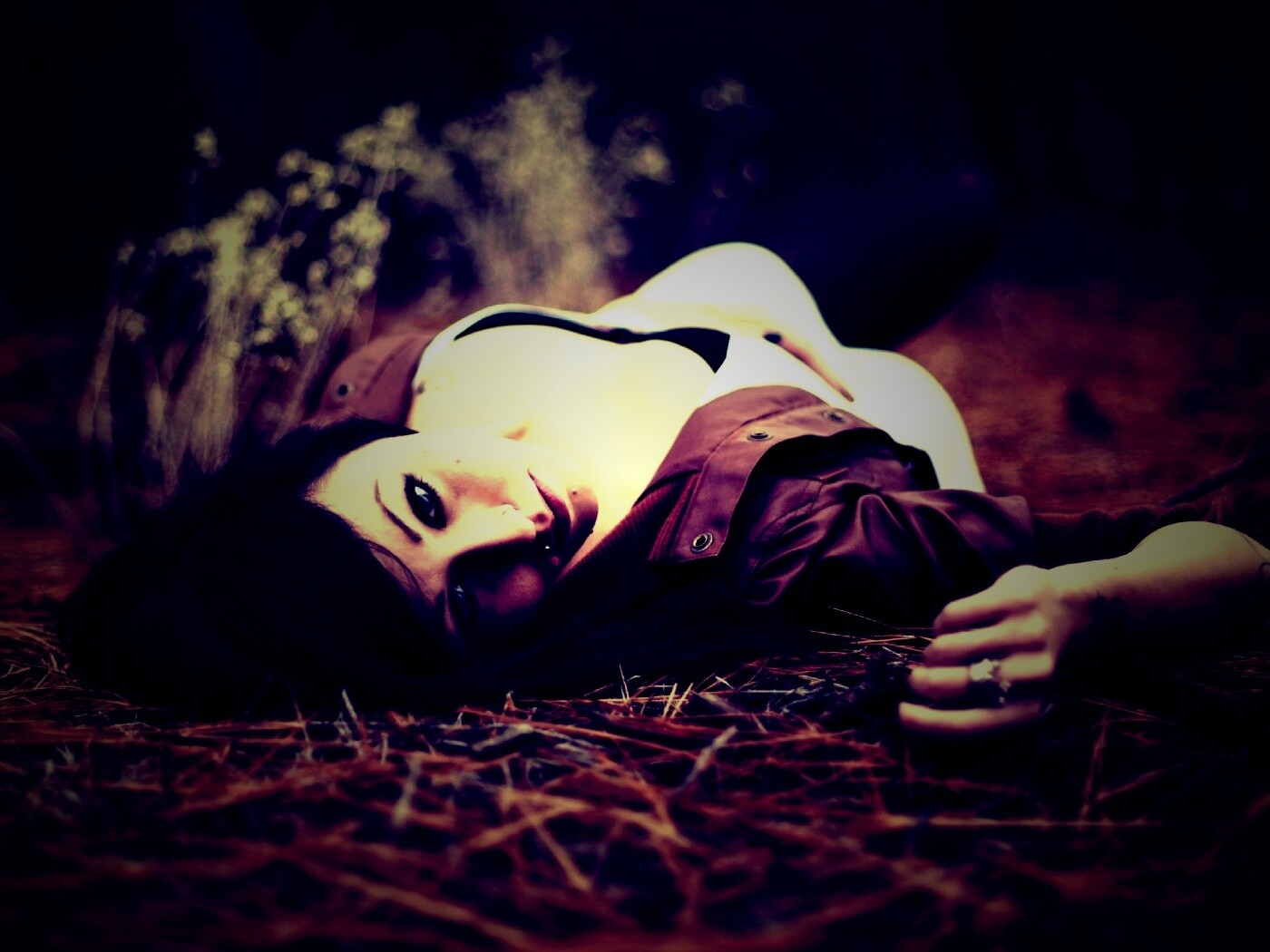 Лежащая на траве обои