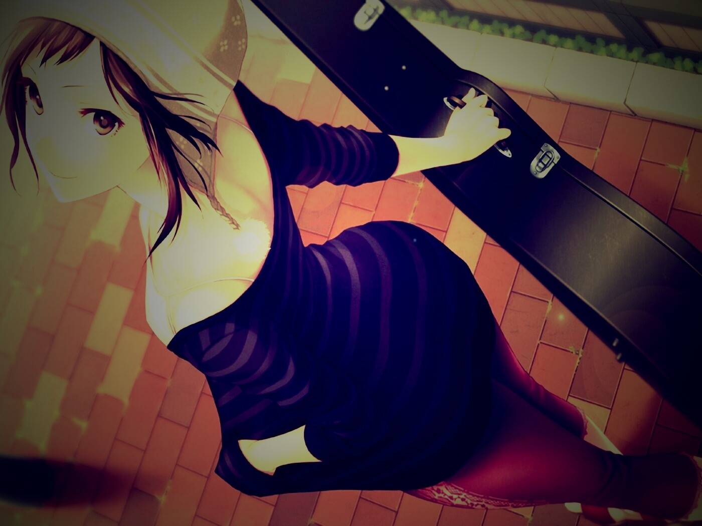 Девушка с гитарным чехлом обои