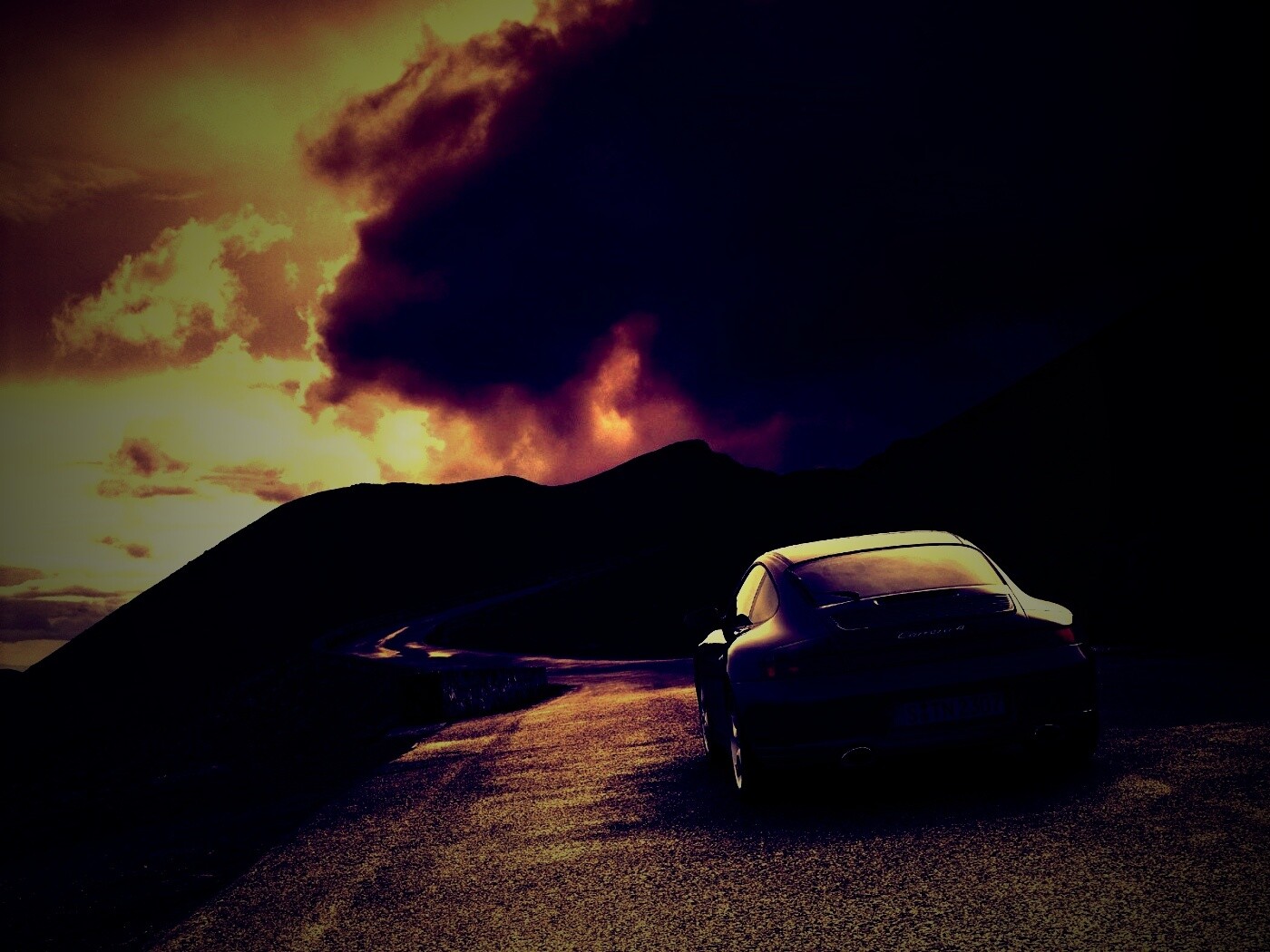 Черный Порше на горной дороге обои