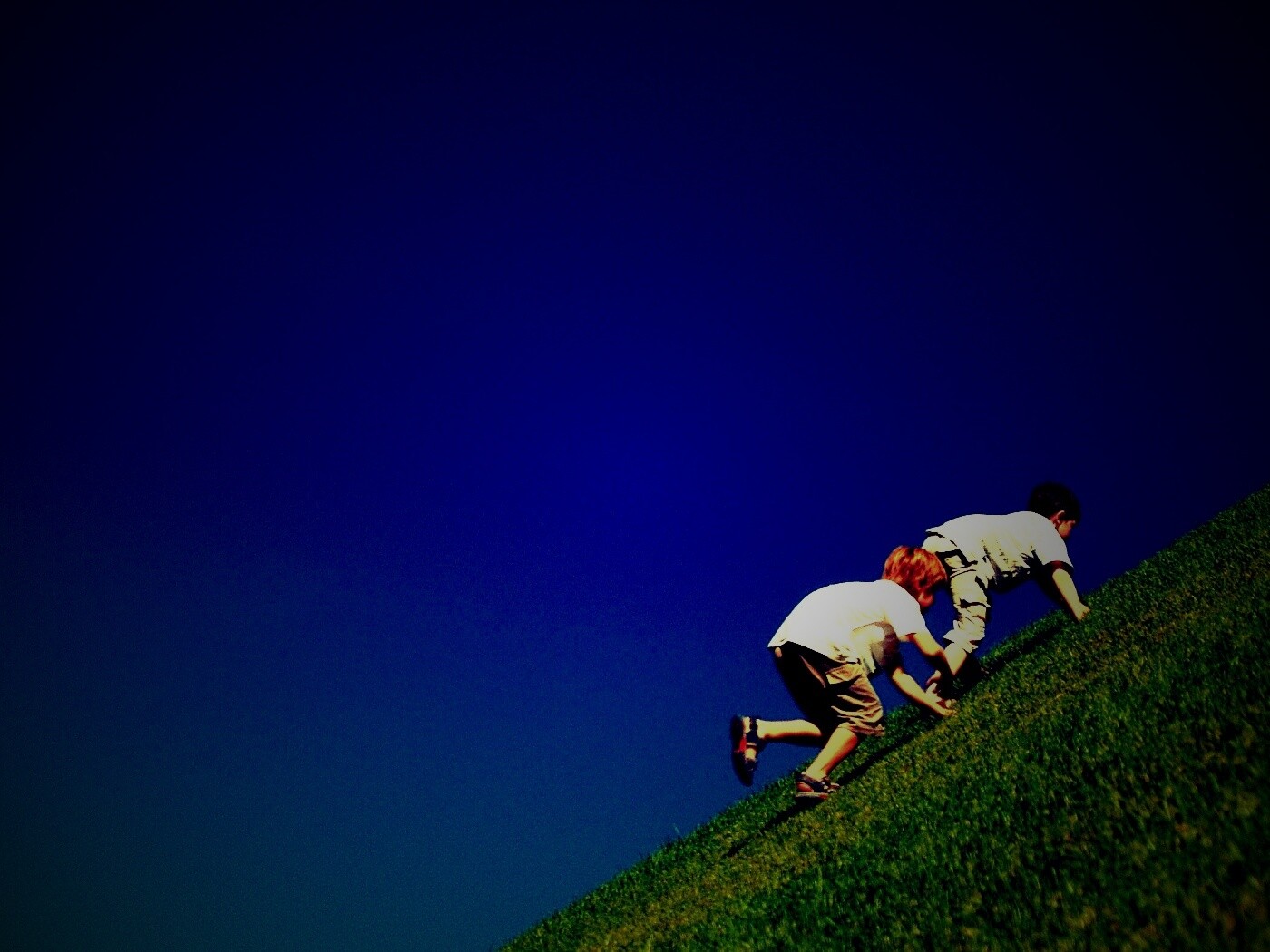 Дети взбираются в гору обои