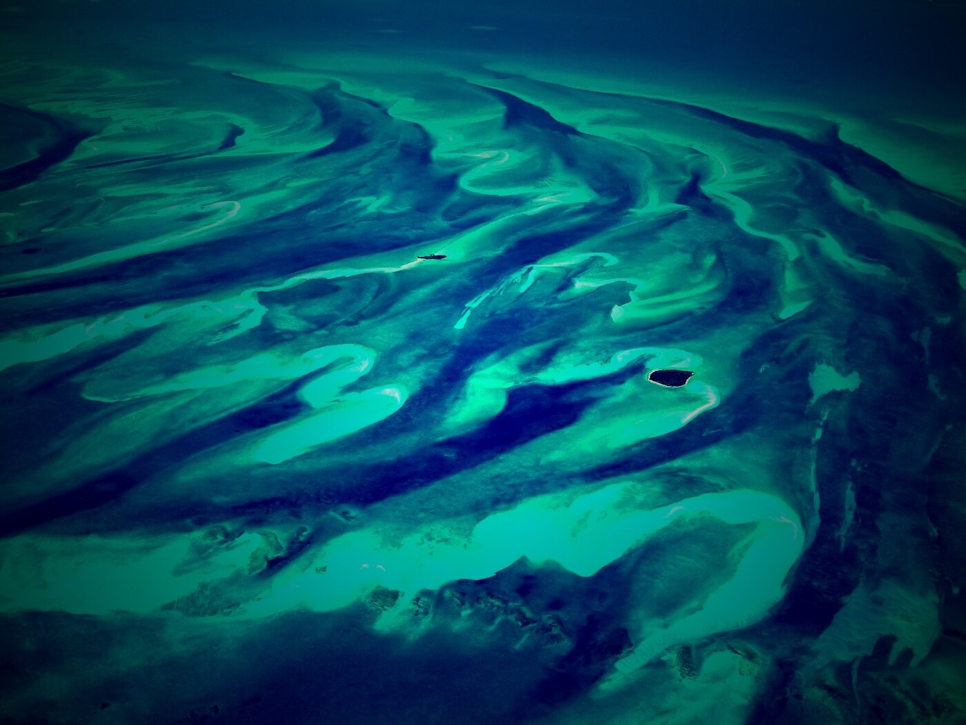 Остров среди лазурных рифов обои