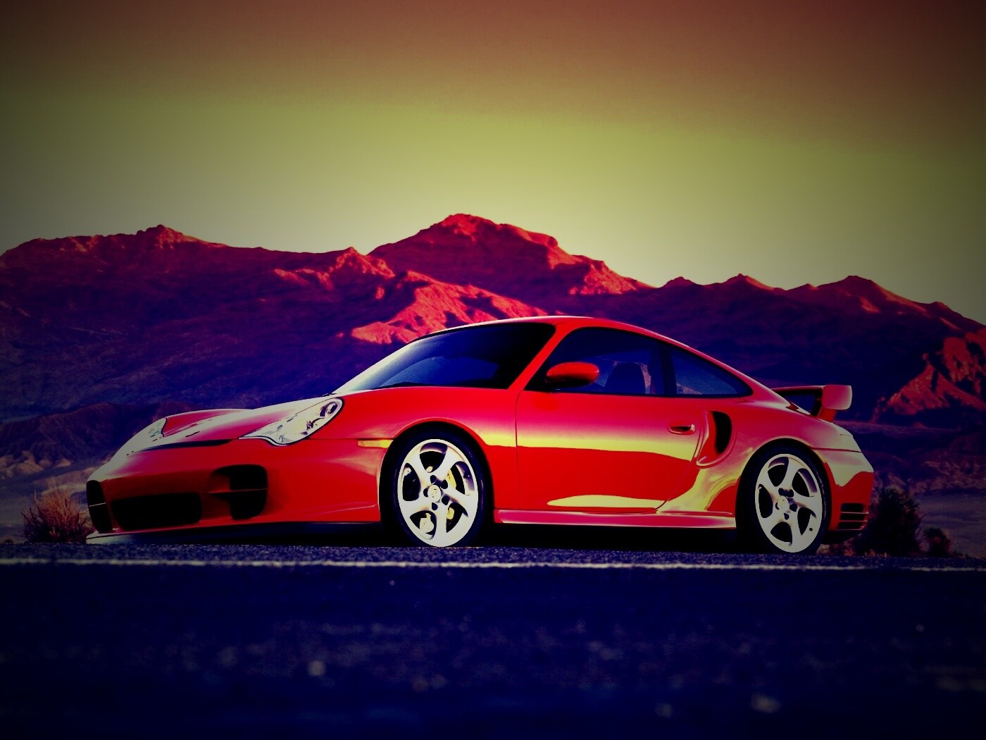 Красный Порше на фоне гор обои