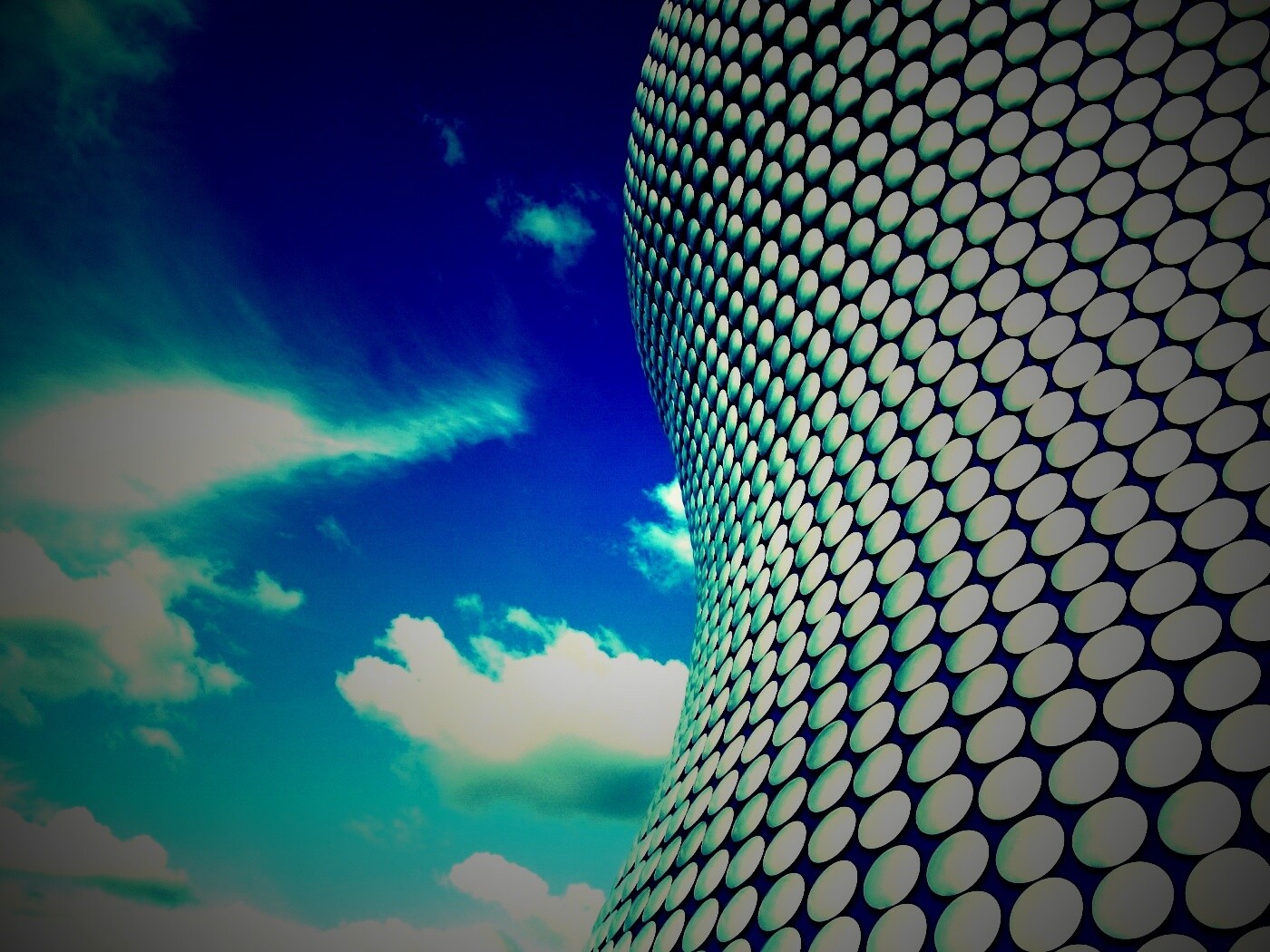 Стена из белых кругов обои