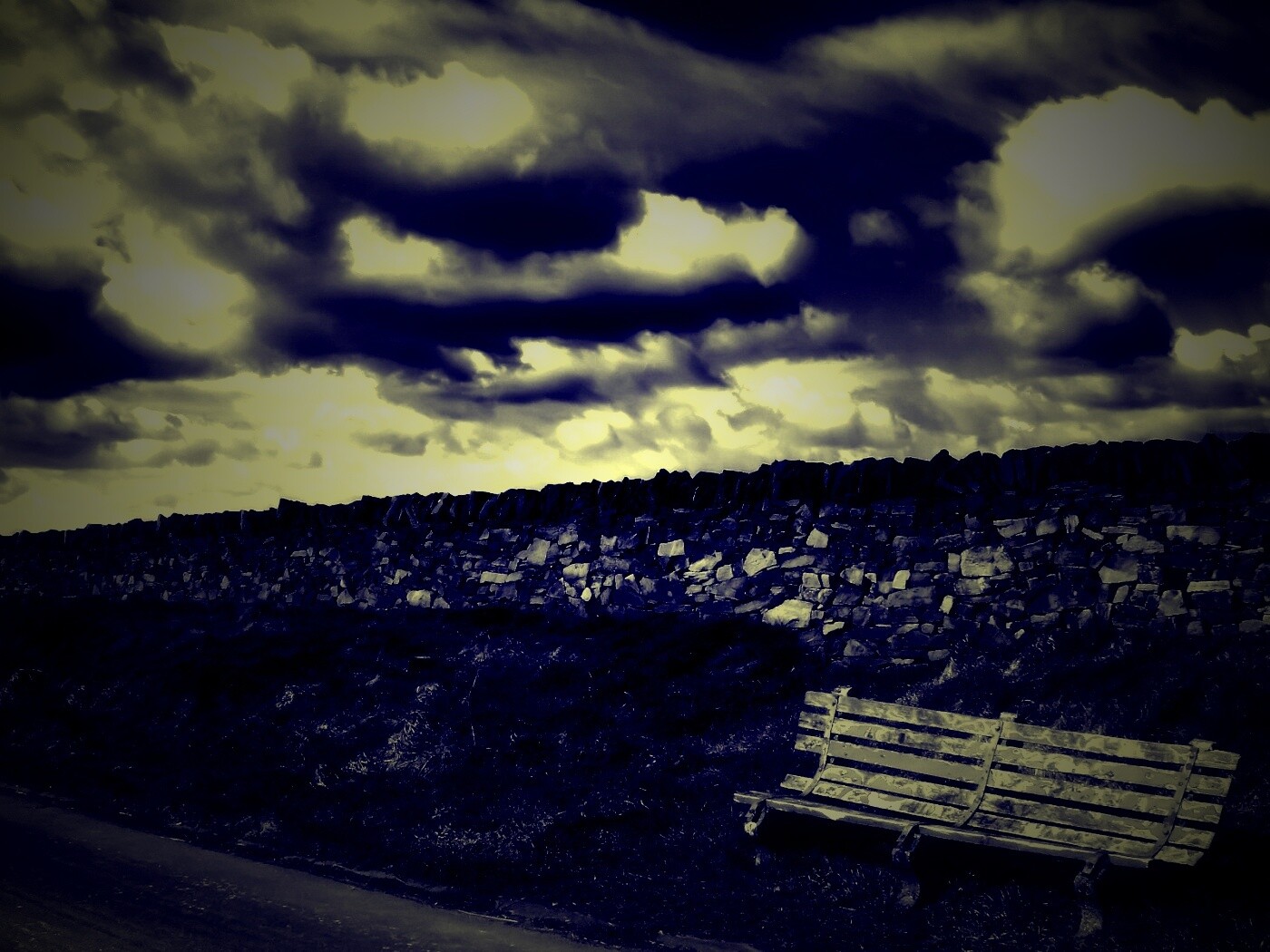 Скамейка у дороги обои