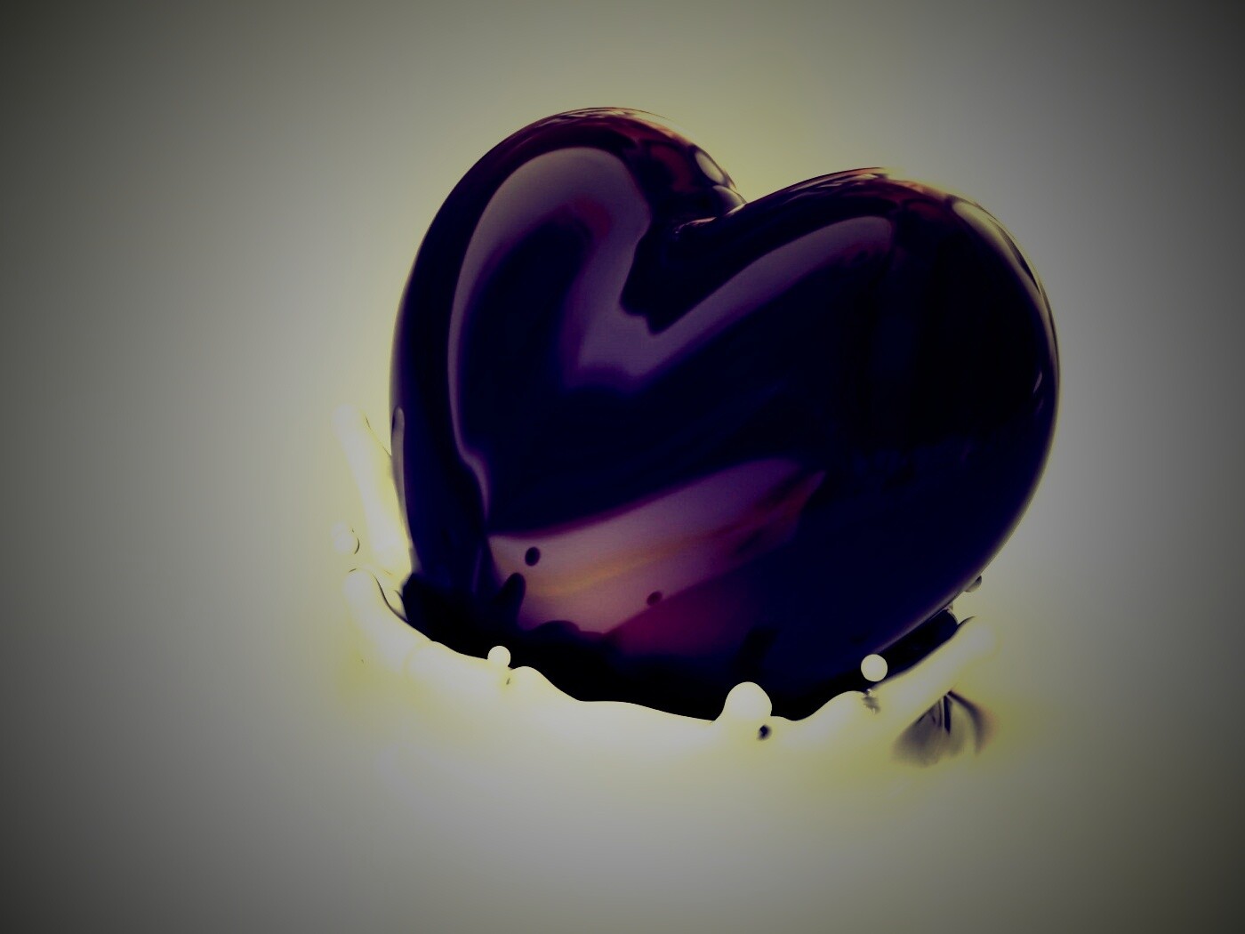 Шоколадное сердце в молоке обои