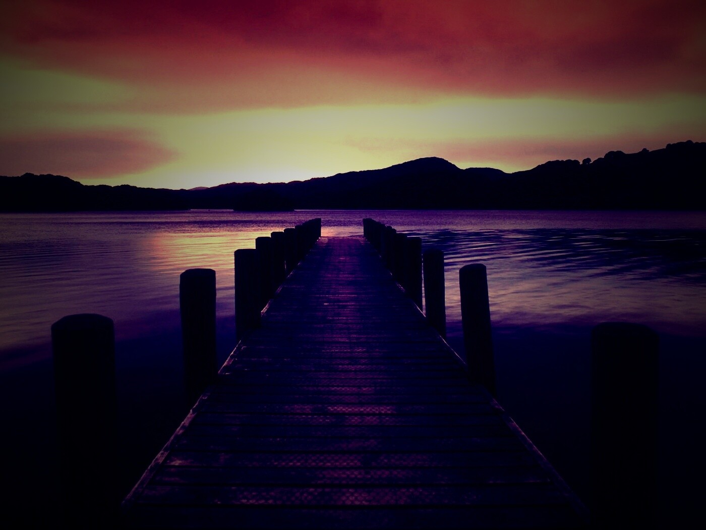 Деревянный причал на озере обои