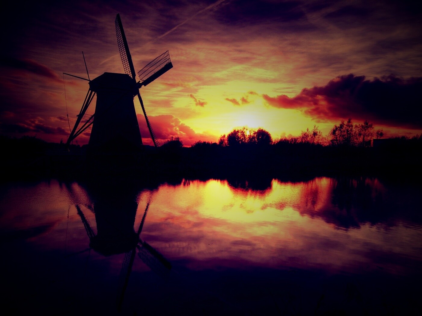 Мельница на озере обои