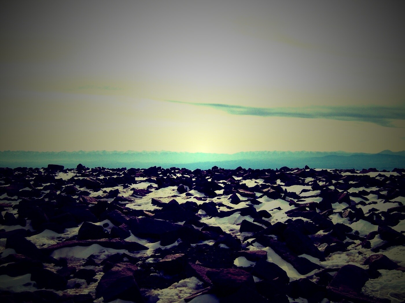 Заснеженная каменистая равнина обои