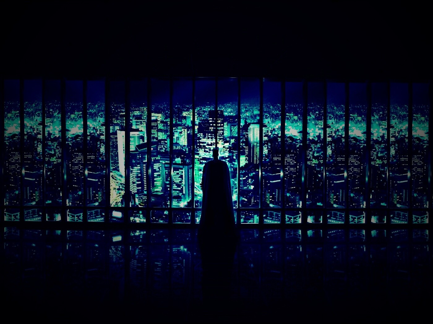 Бэтмен  смотрит на Готем обои