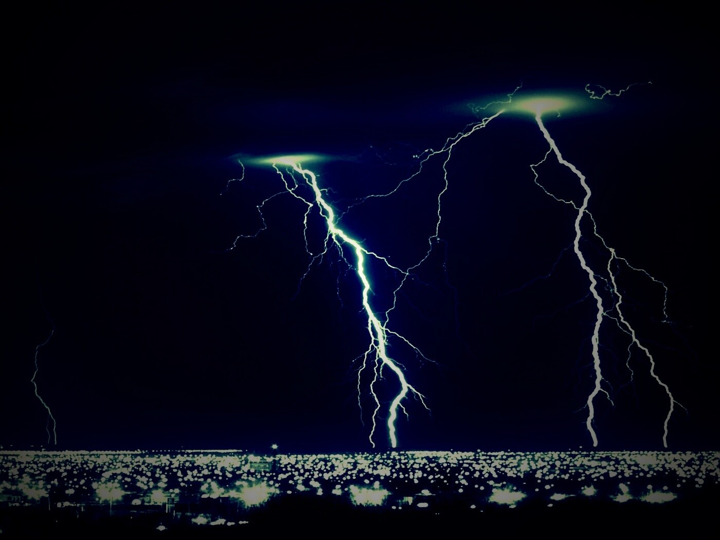 Гроза над городом обои