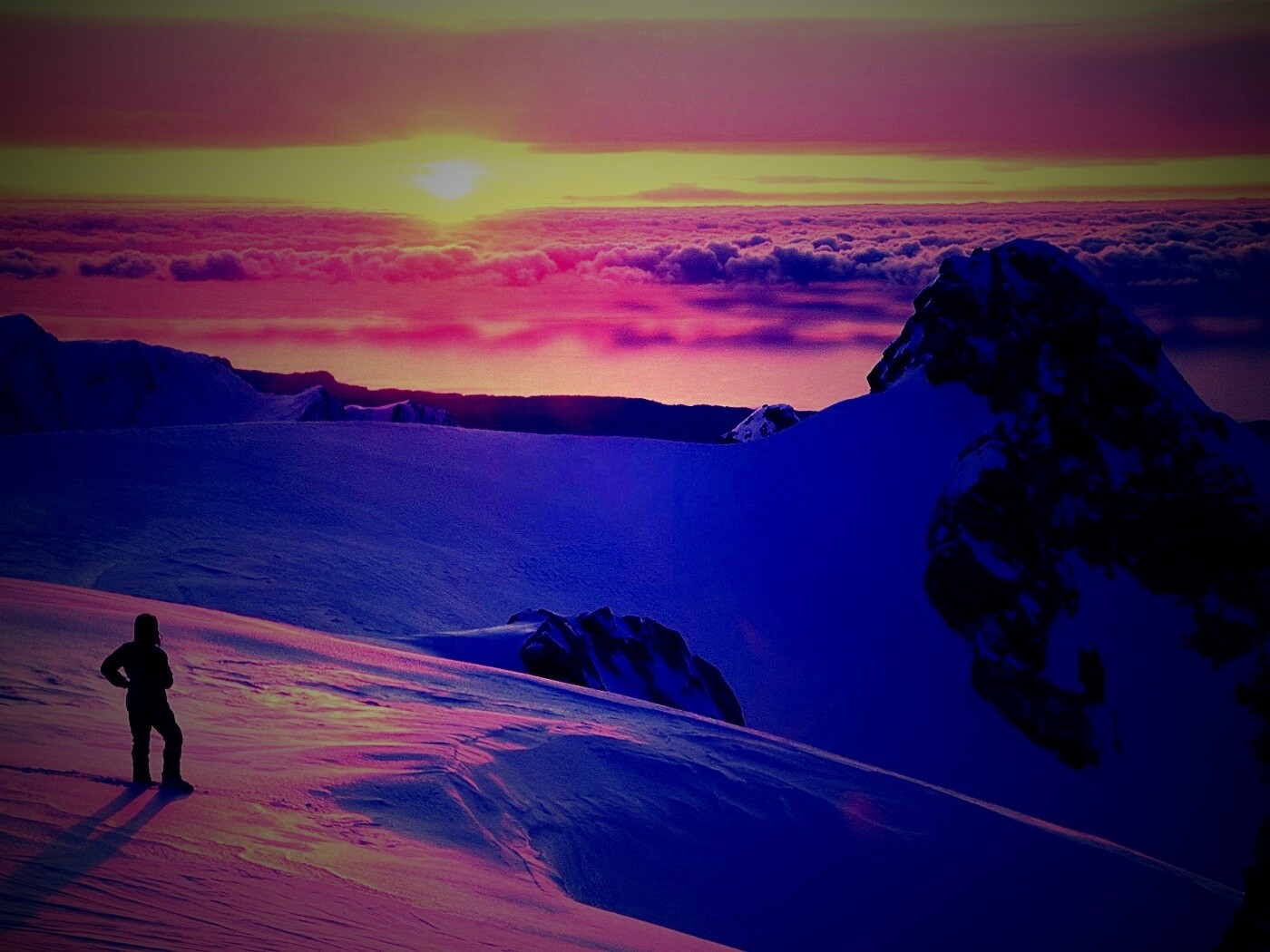 Путешественник в горах обои