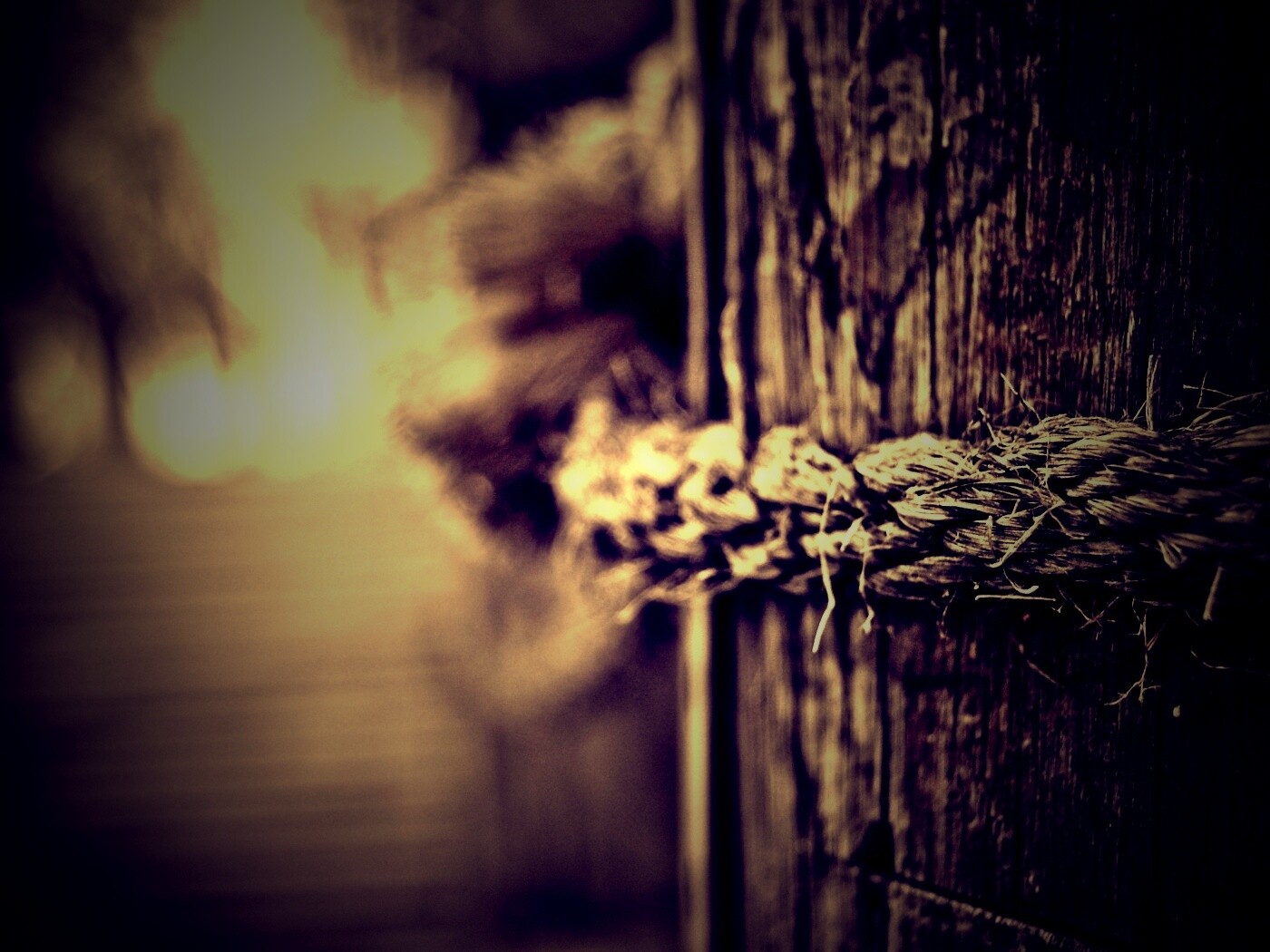 Веревка на деревянном столбе обои