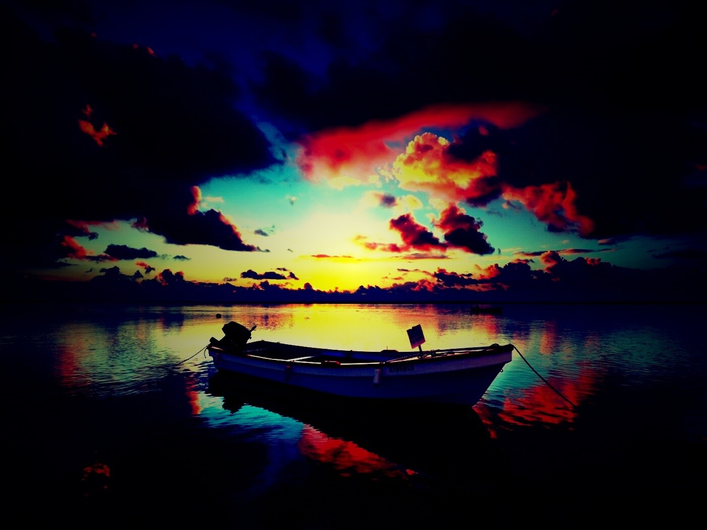 Тучи над озером обои