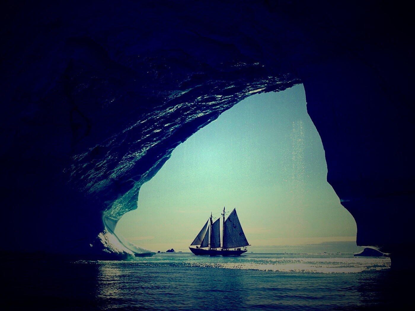 Парусник под ледяной аркой обои