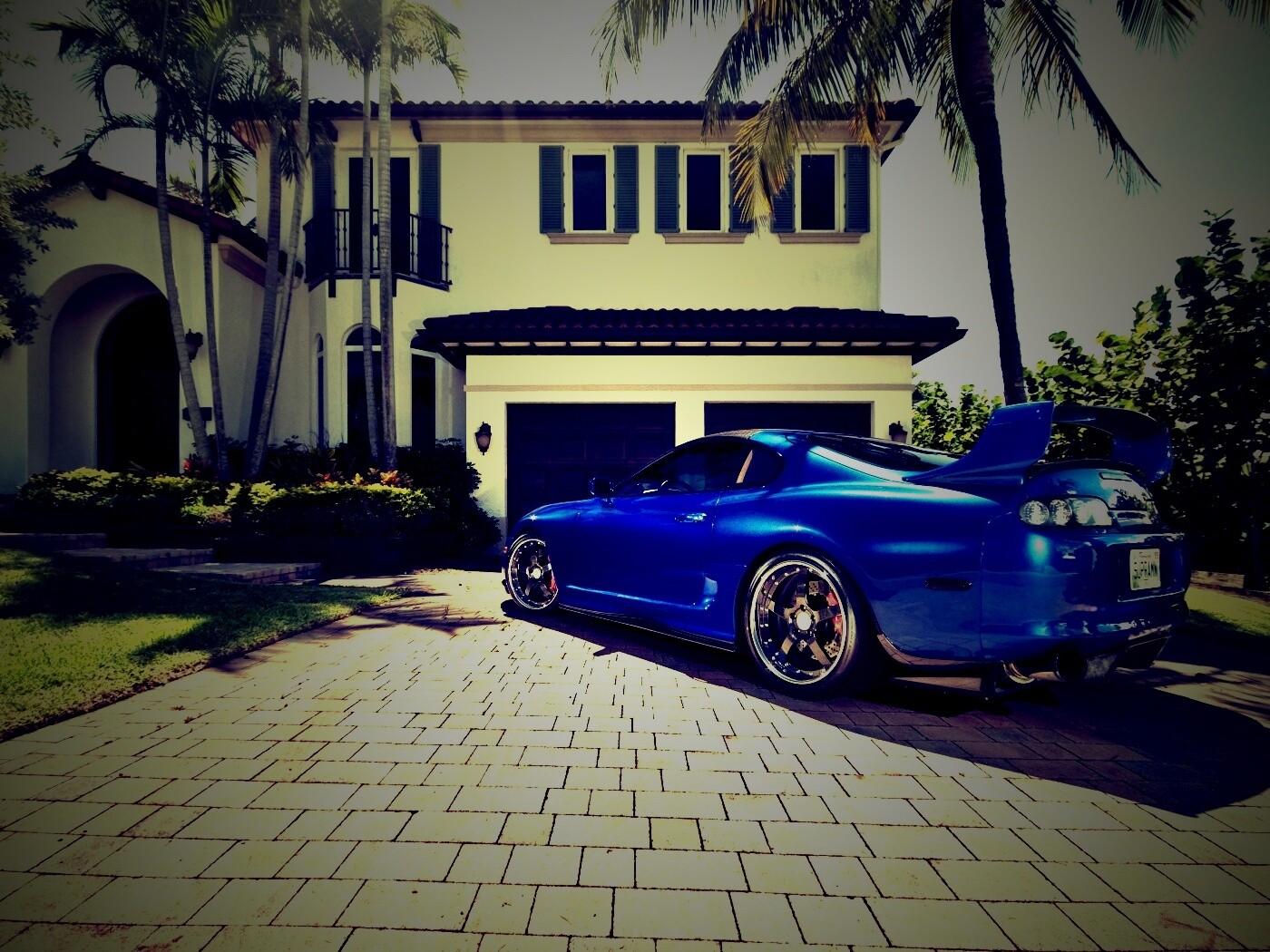 Синее авто у коттеджа обои