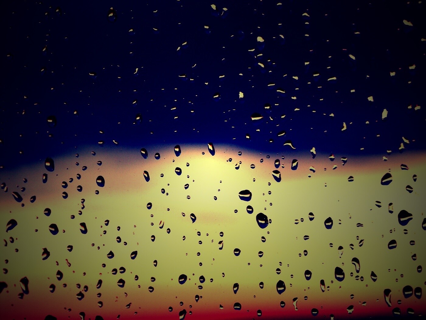 Капли на стекле обои
