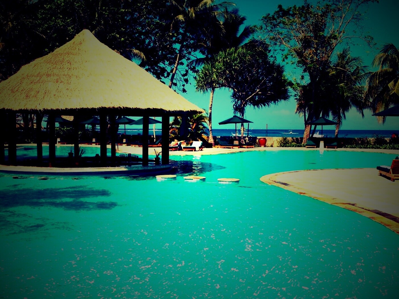 Бассейн отеля обои