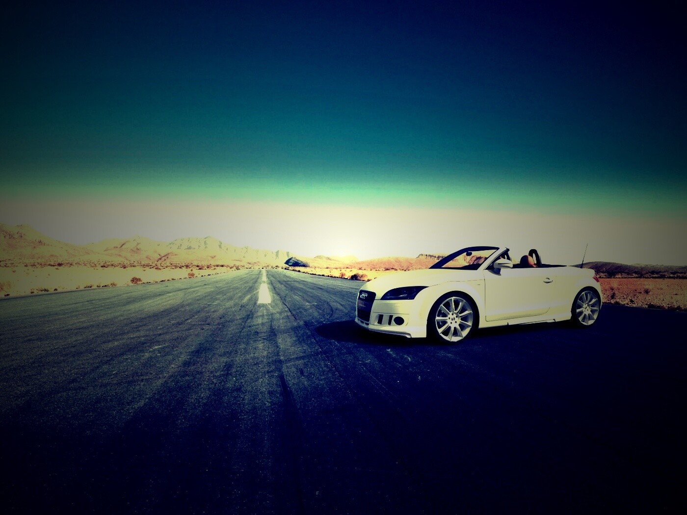 Кабриолет Ауди на пустынной дорге обои