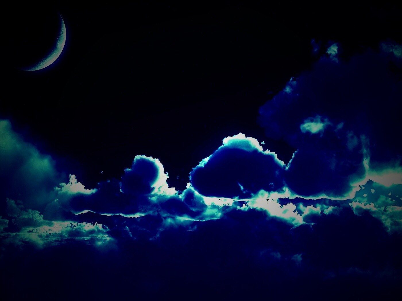 Облака и луна в ночном небе обои