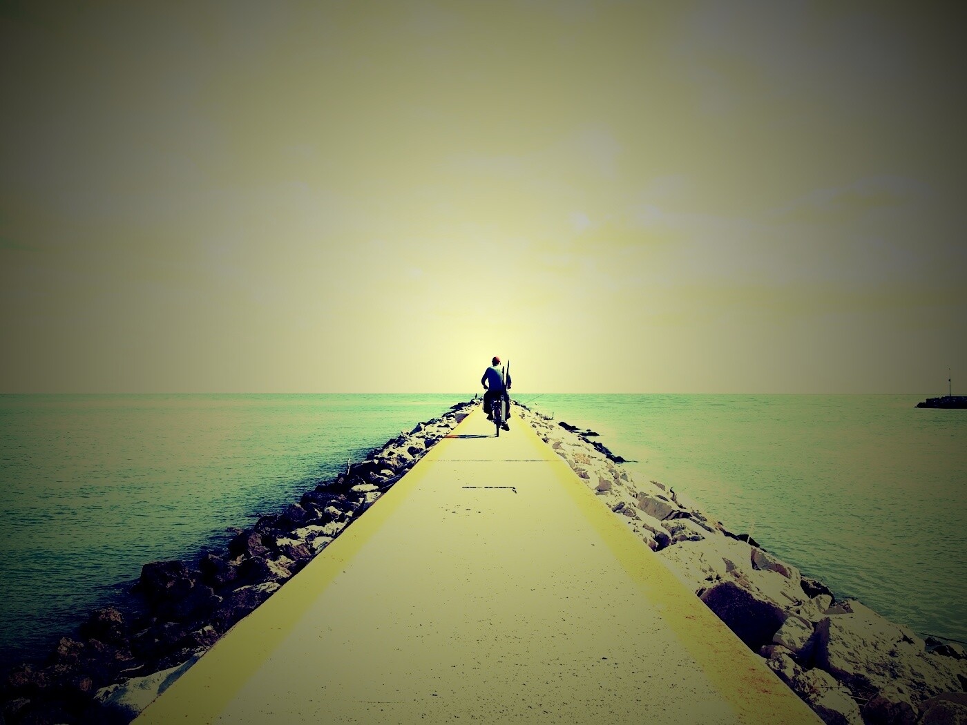 Велосепидист на волнорезе обои