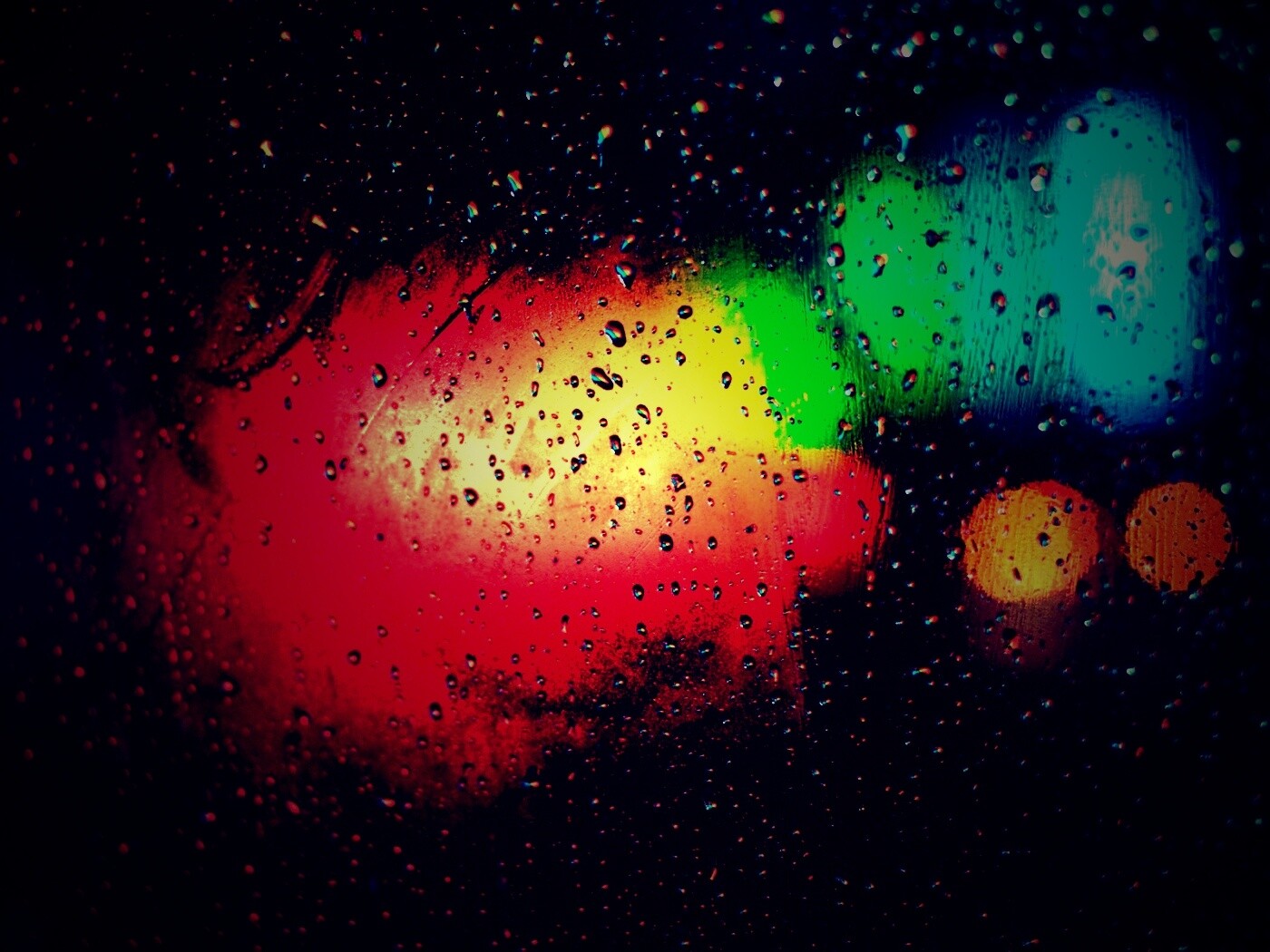 Огни за мокрым стеклом обои