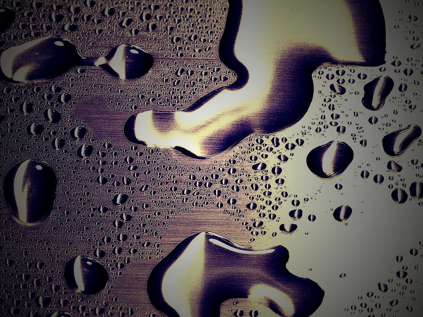 Вода на металлической поверхности обои